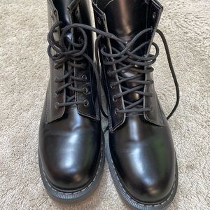 Solovairs classic 8 eye derby in black  men’s 9